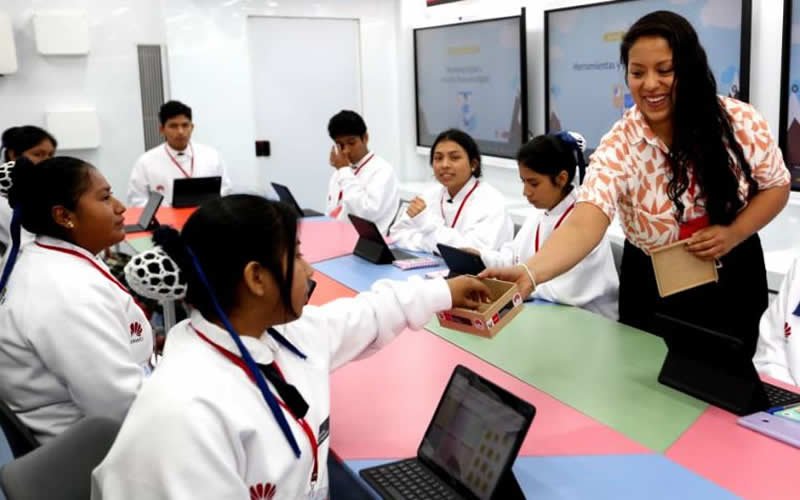 Minedu fortalece capacidades digitales de estudiantes de zonas rurales con moderna aula móvil